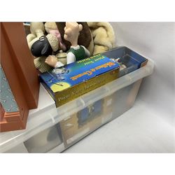 Large collection of Wallace & Gromit collectables, including four Born to Play  figures, clocks, composite figures, etc, in four boxes   