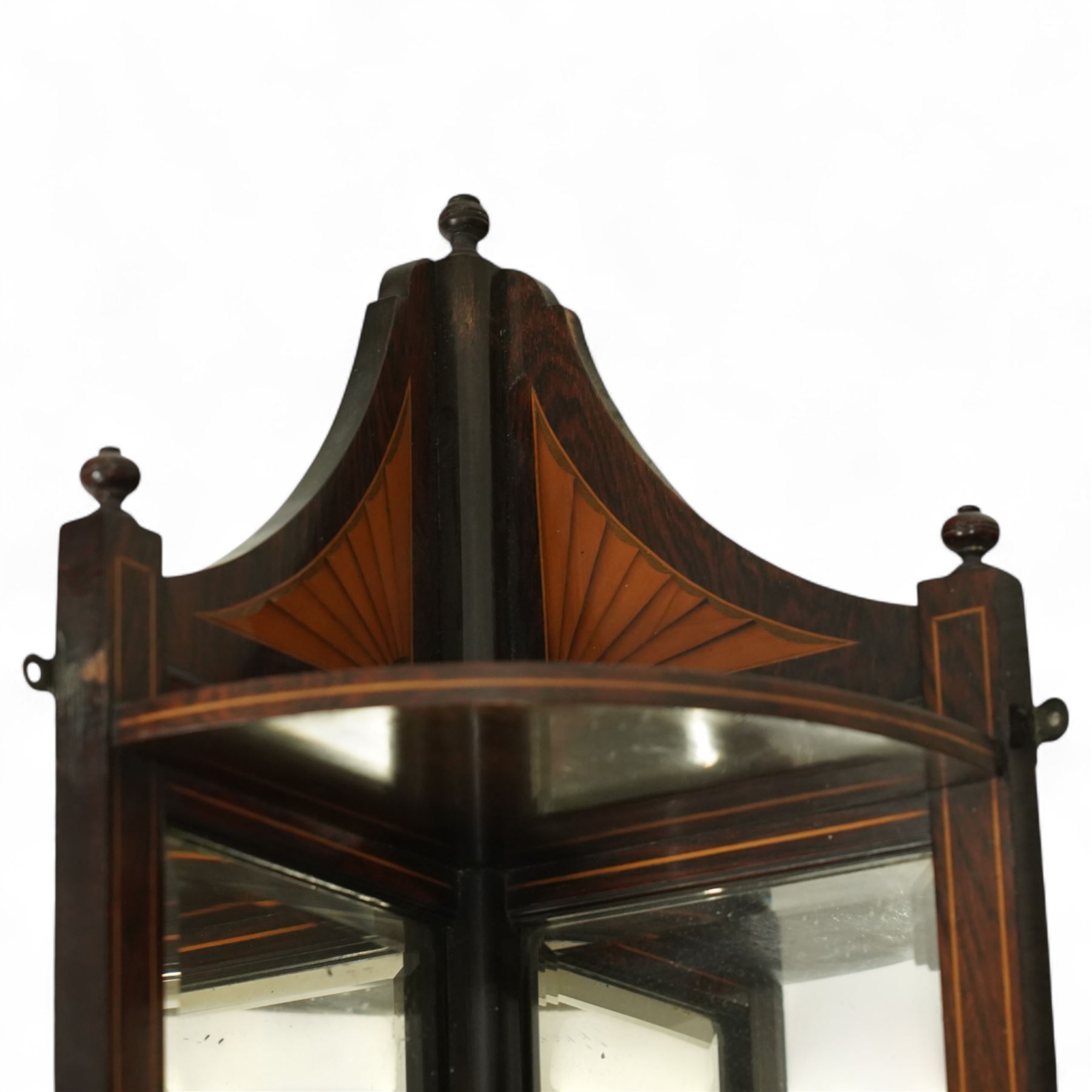 Edwardian mahogany corner two-tier shelf, with two bevelled mirrored panels on each tier, and an arched pediment with turned finals and decorative fan-shaped satinwood inlay with boxwood stringing, shaped lower apron also with satinwood fan inlay 
