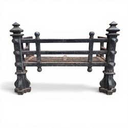 Late Victorian cast iron fireplace grate with turned and pointed finials