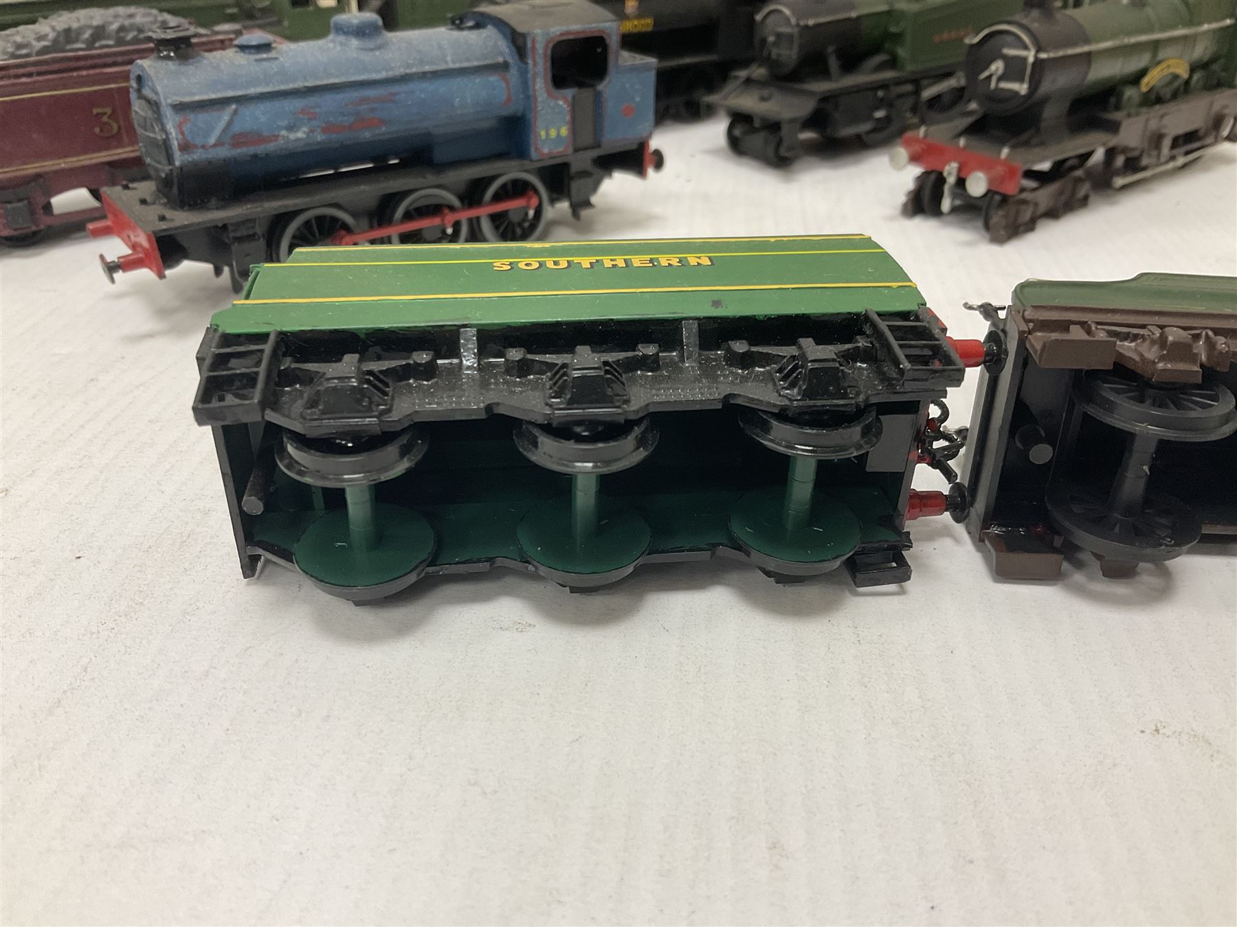 ‘00’ gauge - Airfix locomotive model kits comprising series 4 City of Truro kit and empty series 4 box, series 4 Mogul, two series 4 Harrow kits, all boxed; together with Rosebud Kitmaster Stirling kit and quantity of loose plastic locomotives and tenders from Airfix, Kitmaster, Ratio etc 