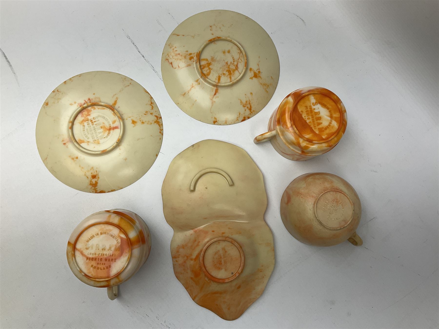 Collection of Bakelite to include Ormond hair dryer, 1930a Prettywell inkstand, Bandalasta marbled green teacup trio, two Sirram cups and saucers, Diadam Linga Longa etc