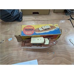 Triang 413 S Thames Clockwork 14