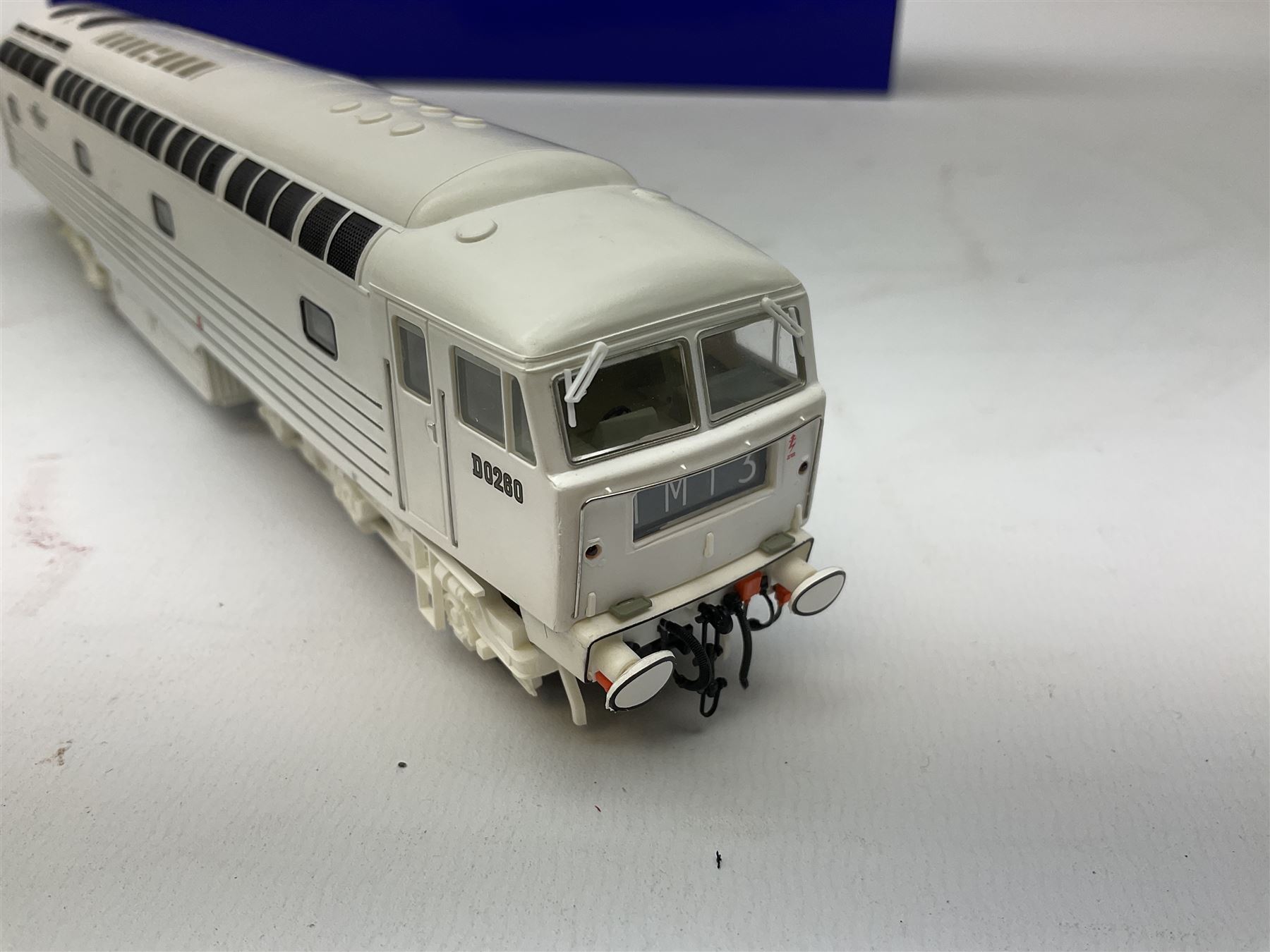 Heljan '00' gauge - BRCW 'Lion' locomotive no. D0260, limited edition of 4000 models 