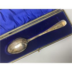 Early 20th century silver spoon, hallmarked W S Savage & Co, Sheffield 1911, in fitted case 