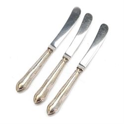 Pair of early 20th century silver salad servers, hallmarked John Grinsell & Sons, Birmingham 1919 or 1938, together with a set of twelve early 20th century silver handled butter knives, hallmarked Yates Brothers, Sheffield 1918, contained within a fitted case