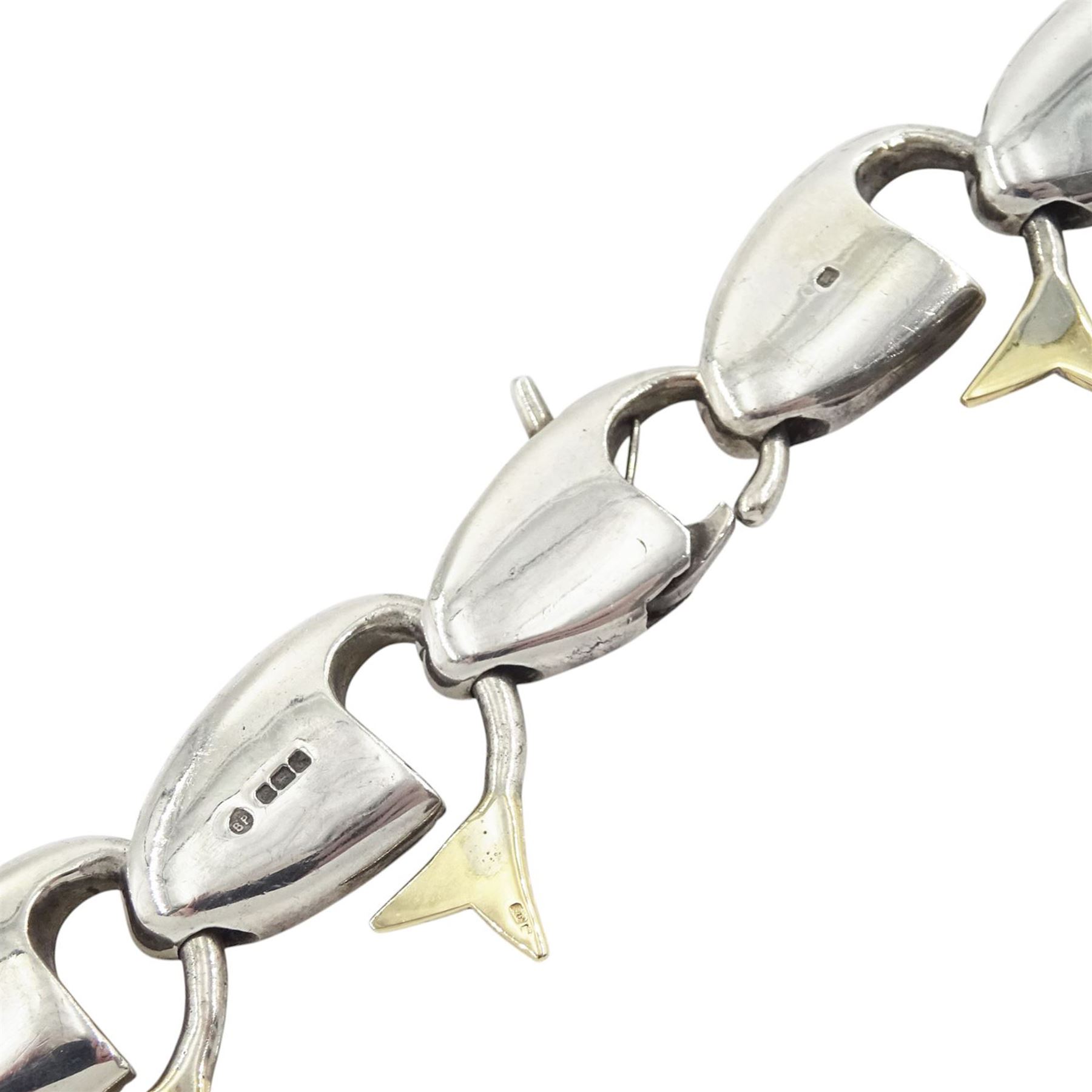 Brett Payne silver and 9ct gold fish necklace, twenty-five links each with silver fish heads and 9ct gold tails, Sheffield 1999, boxed