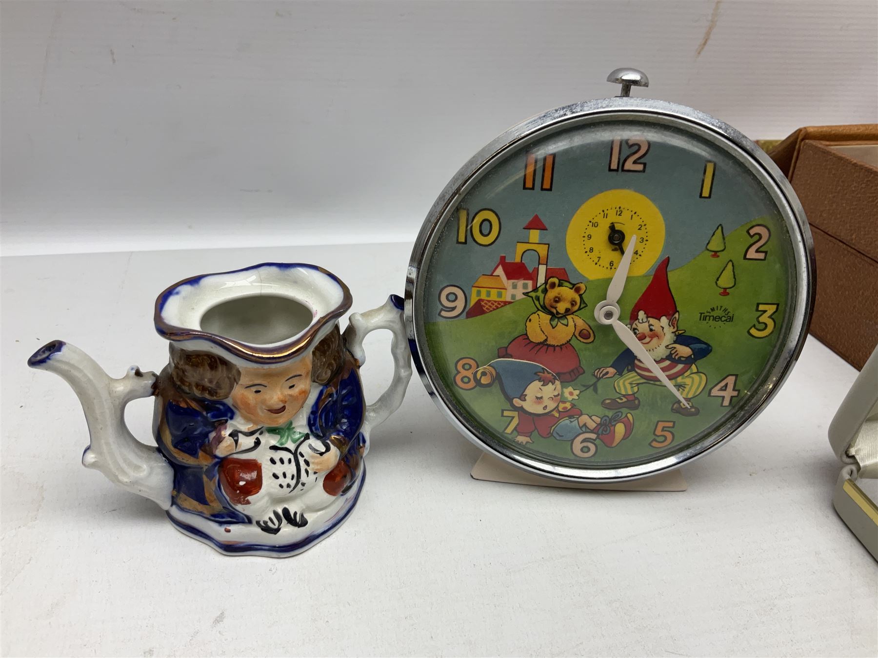 9ct gold agate brooch, gold ring, silver brooch, silver marcasite ladies manual wind wristwatch, collection of costume jewellery and a Smiths Timecal Noddy alarm clock etc 