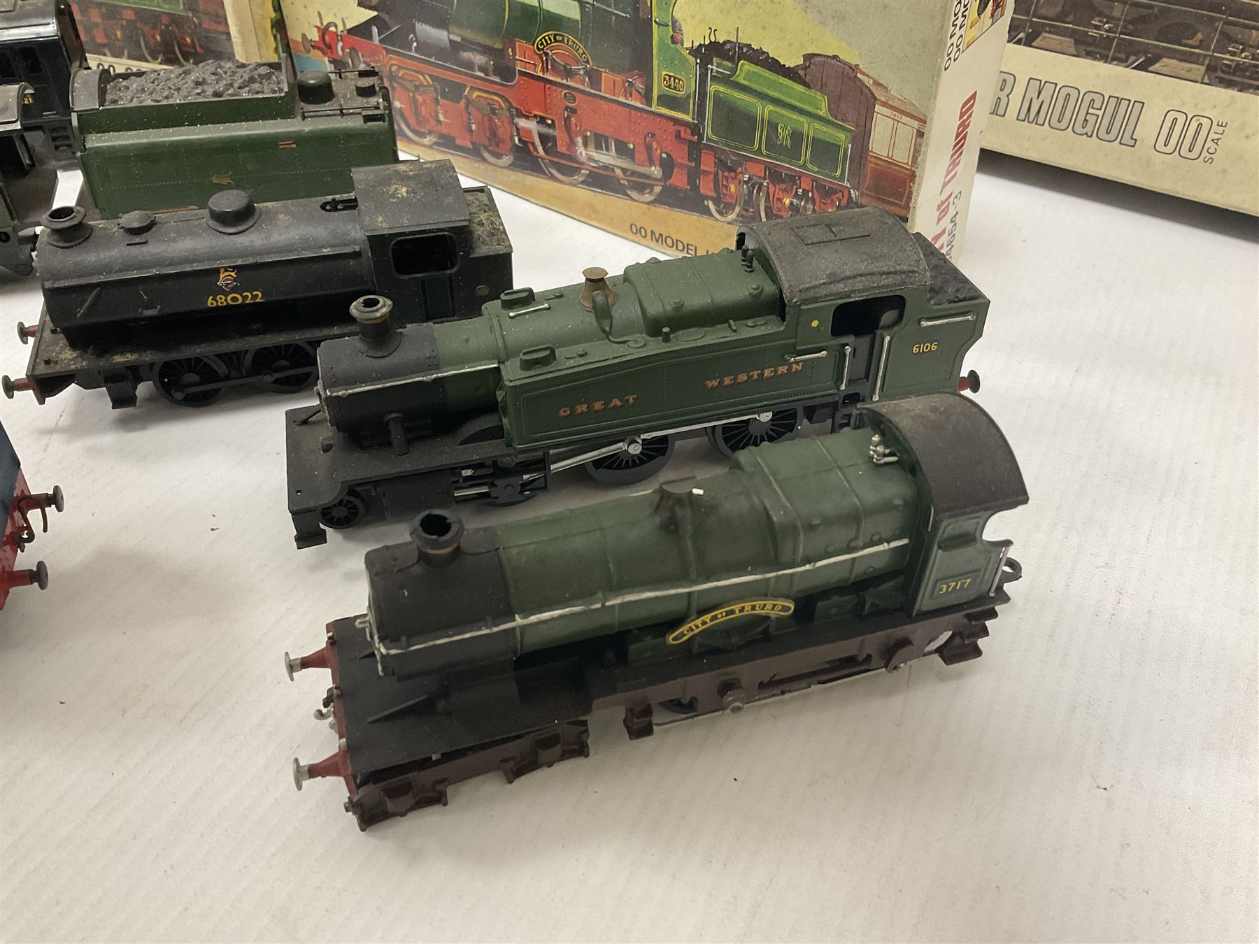 ‘00’ gauge - Airfix locomotive model kits comprising series 4 City of Truro kit and empty series 4 box, series 4 Mogul, two series 4 Harrow kits, all boxed; together with Rosebud Kitmaster Stirling kit and quantity of loose plastic locomotives and tenders from Airfix, Kitmaster, Ratio etc 