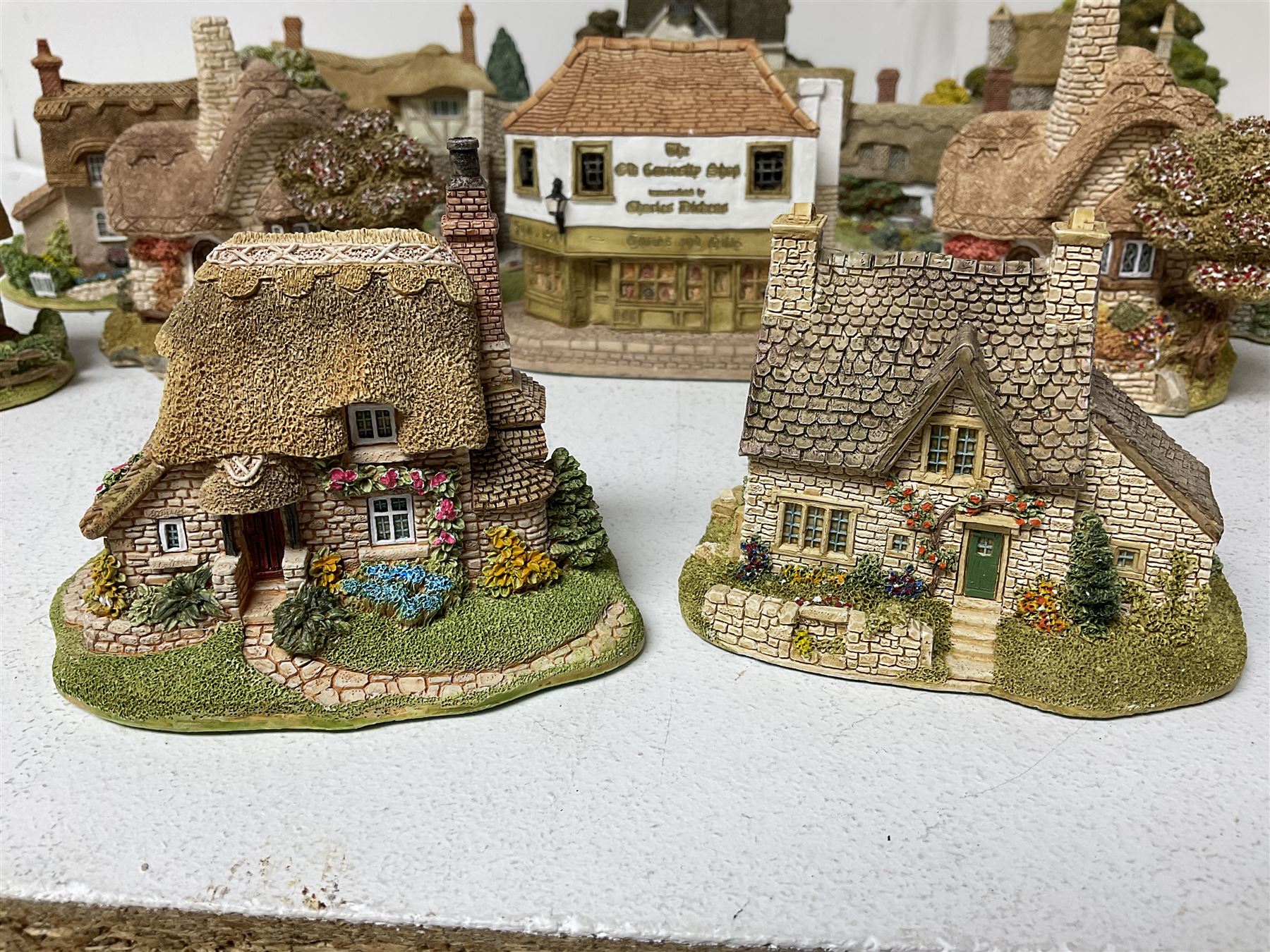 Nineteen Lilliput Lane models, including Dove Tails, Birdlip Bottom, Smallest Inn, Gossip Gate and Beehive Cottage, all with deeds and original boxes (19)