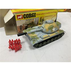 Corgi - ten military vehicles comprising Nos. GS-10 Gift Set, 900, 901, 902, 903, 904, 905, 906, 907 & 908; all boxed (10)