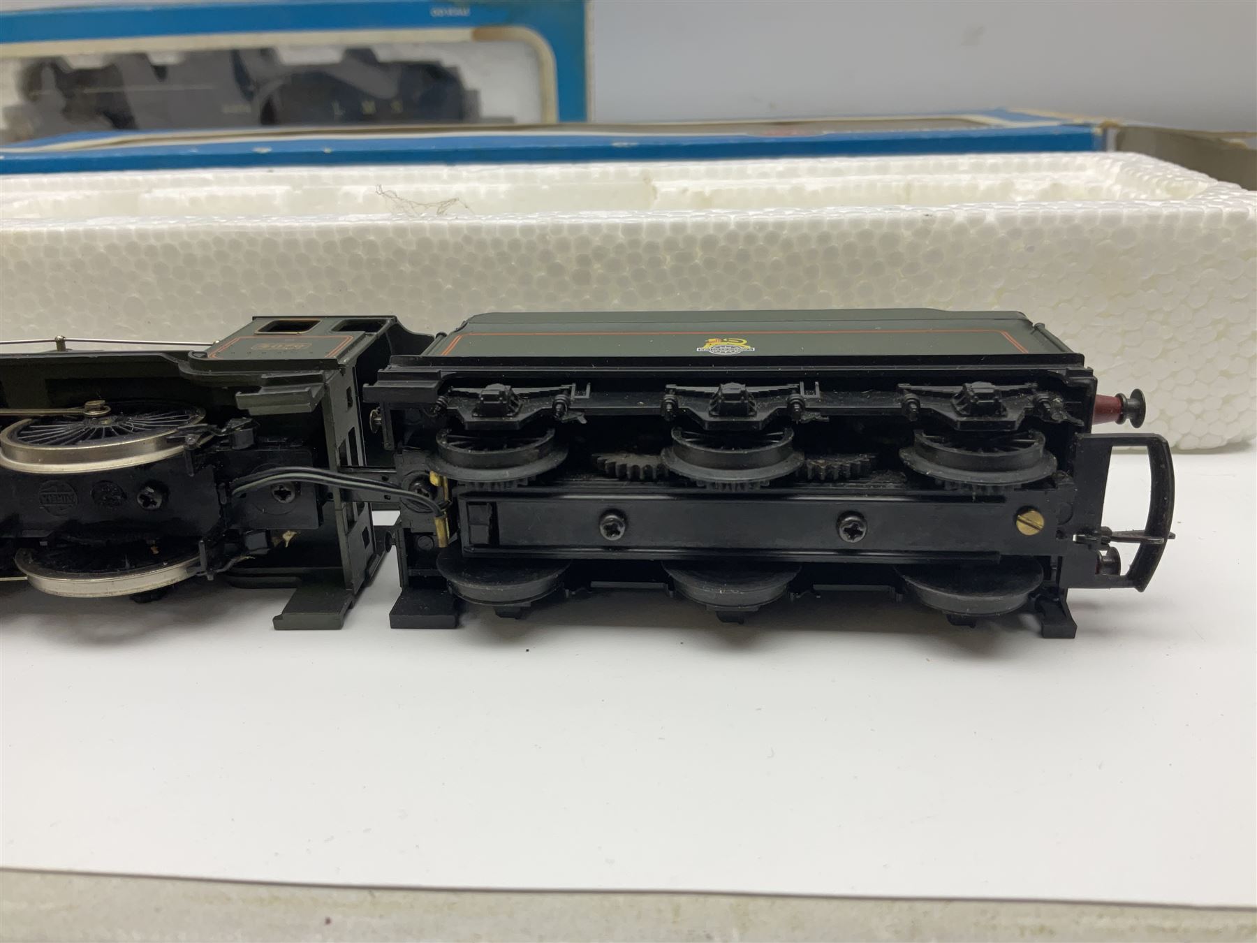 Airfix '00' gauge - Castle Class 4-6-0 locomotive 'Pendennis Castle' No.4069; Class 6P/7P Rebuilt Royal Scot 4-6-0 locomotive 'Royal Scot' No.46100; both boxed; Class 4F 0-6-0 locomotive No.4454 in associated box; another unboxed Class 4F 0-6-0 locomotive; and Class 14XX 0-4-2 tank locomotive No.1466 for spares or repair