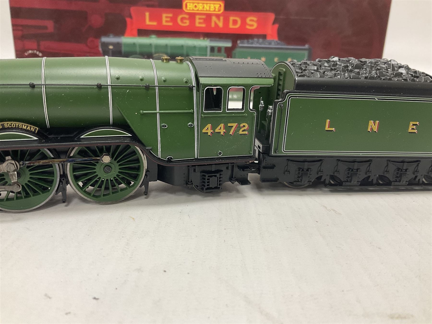 Hornby ‘00’ gauge - Limited Edition Hornby Legends Series no.989/1000 Class A1 LNER 4-6-2 ‘Flying Scotsman’ no.4472 in green; in original box with certificate of authenticity 