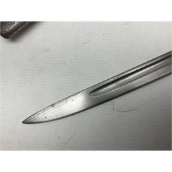 WW1 British 1907 pattern bayonet, the 43cm single edged fullered blade stamped to the ricasso with a crown GR cypher 1907 8 15 Sanderson, with various ordnance marks verso, two piece walnut grip, pommel stamped 1HLI 354; in steel mounted leather scabbard stamped 140 to the throat L57cm overall