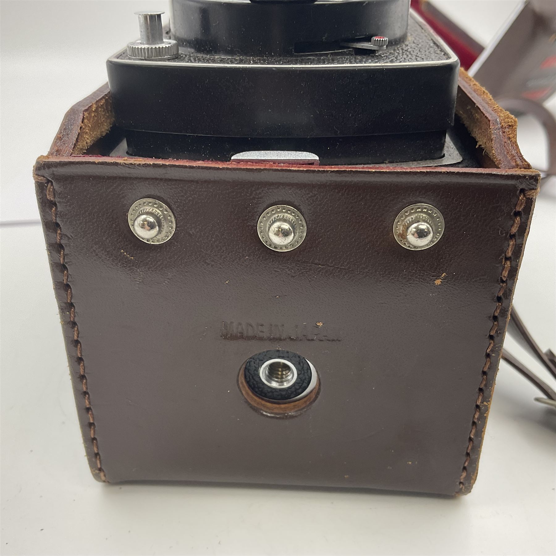 Yashica-Mat Copal MXV camera body, serial no 408717, with Yashinon 1;3.2 f=80mm' and Yashinon 1;3.5 f=80mm' lens serial no 460802, together with Yashica 635 Copal-MXV camera body serial 4080675 with Yashinon 1;3.5 f=80mm' lens serial no 229427 and 'Yashikor 1;3.5 f=80mm' lens serial no 228386