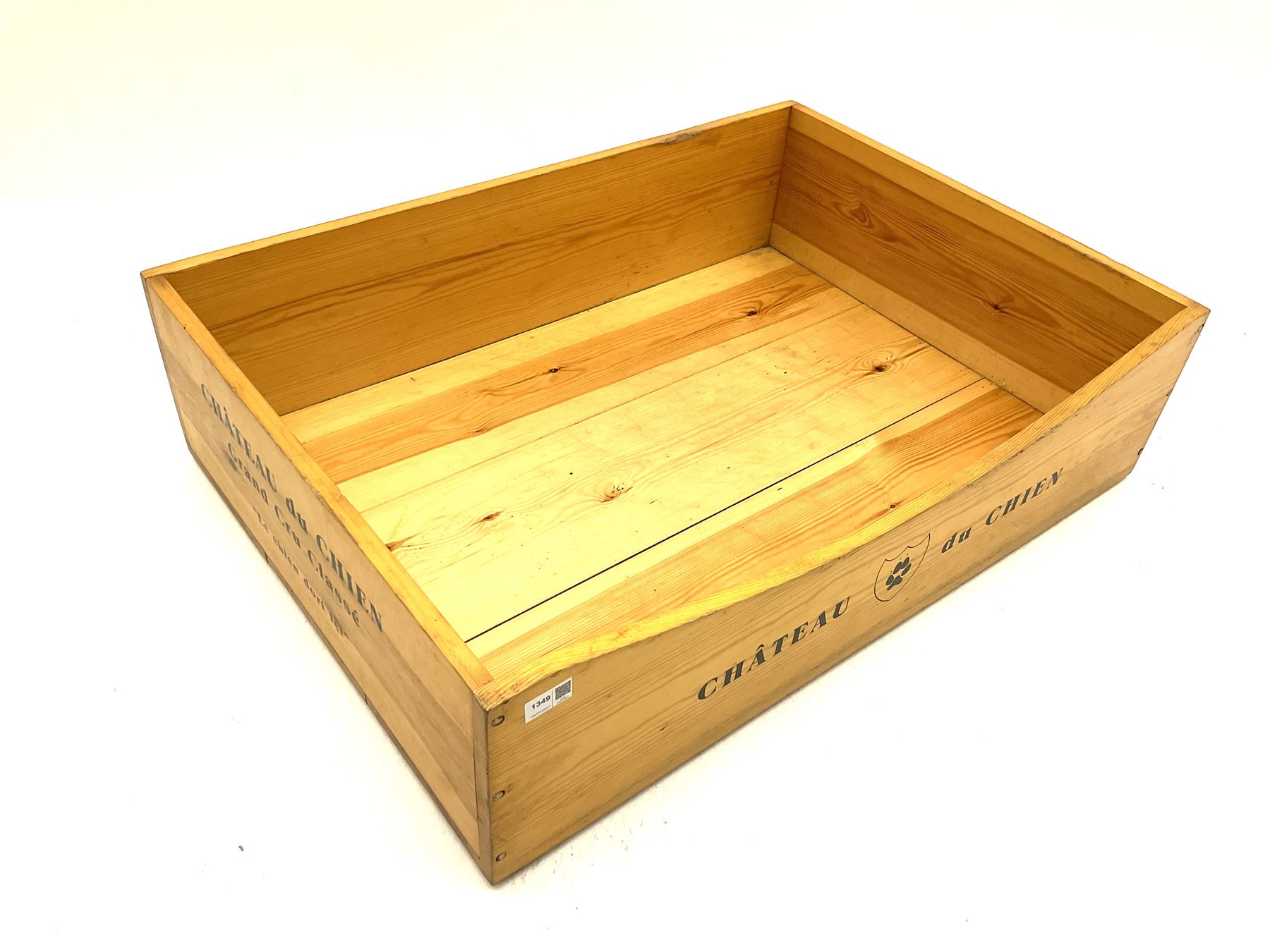 ‘Chateau du Chien’ pine dog bed