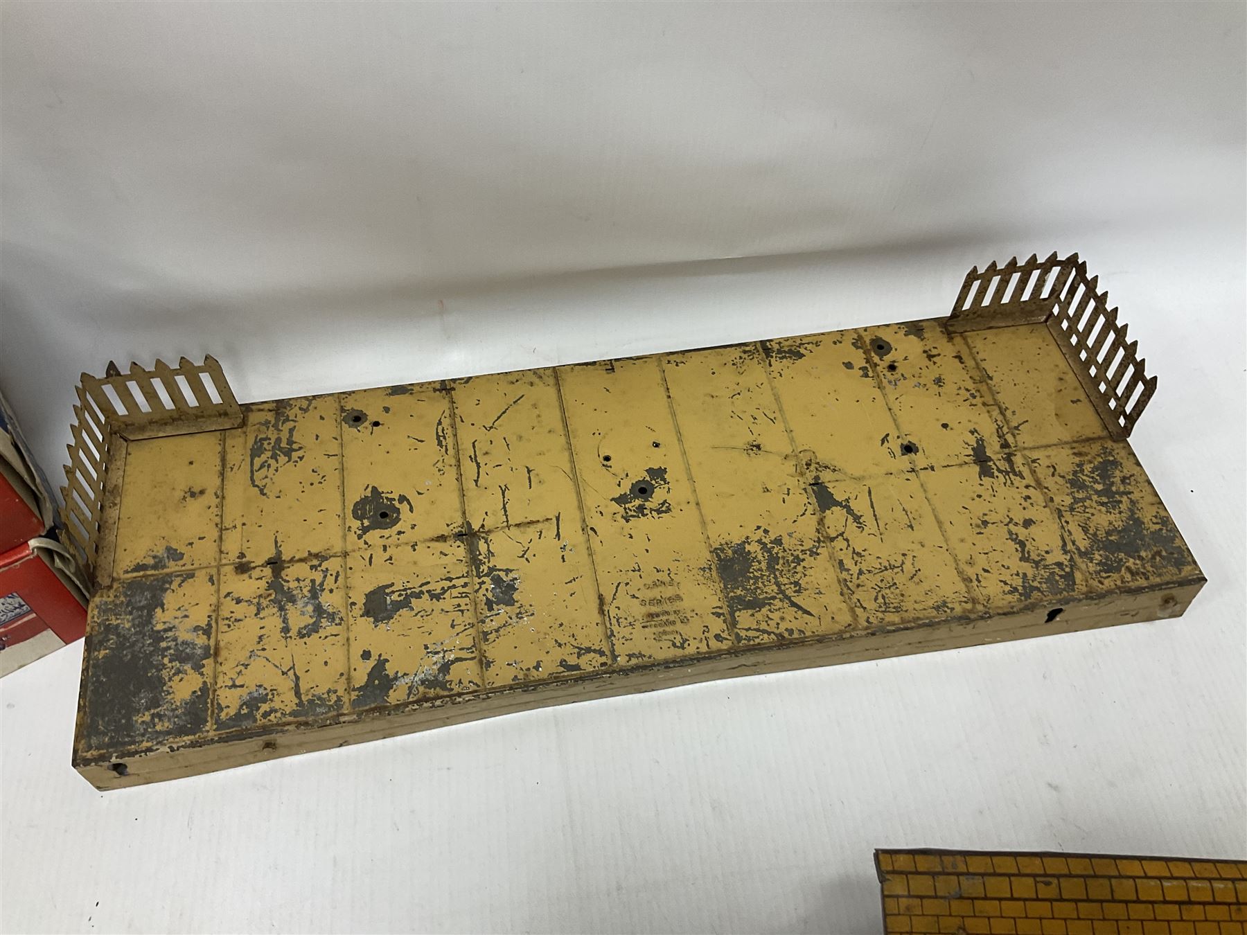 ‘0’ gauge - six boxed Hornby Hachette coaches comprising three Saloon Cars and three Dining Cars in original boxes; three loose ‘SNCF’ cars; three crossings, two Hornby/Meccano railway stations, one bridge and a water tank; two further Mettoy Railways ‘Railway Bridge’ in original boxes (17)