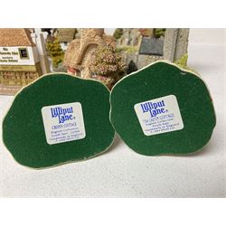 Nineteen Lilliput Lane models, including Dove Tails, Birdlip Bottom, Smallest Inn, Gossip Gate and Beehive Cottage, all with deeds and original boxes (19)