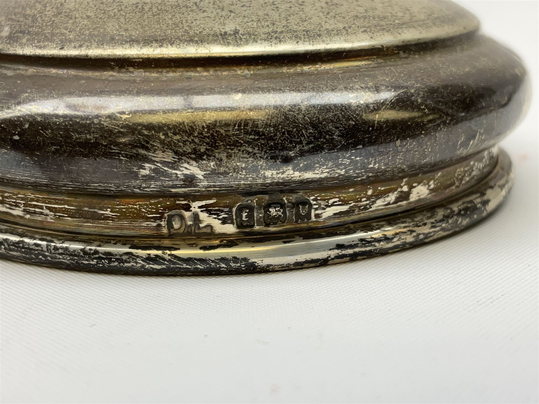 1920's century silver toped cut glass dressing table jar, hallmarked London 1921, together with a Victorian silver thimble, hallmarked Birmingham 1898, and a silver plated vesta case, (3)