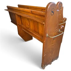 Set of four early 20th century single-ended stained pine ecclesiastical church pews, the shaped end support flanking slatted and panelled back