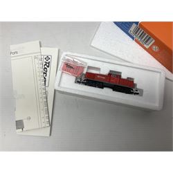 Roco 'N' gauge - 23259 BR 290 German Diesel locomotive and 25307 flat wagon with two containers; both boxed; and two Arnold 'N' gauge passenger coaches Nos.3202 and 3825; both boxed (4)
