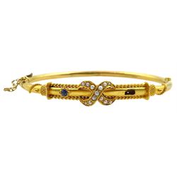Early 20th century 15ct gold sapphire and split pearl hinged bangle, stamped 15ct