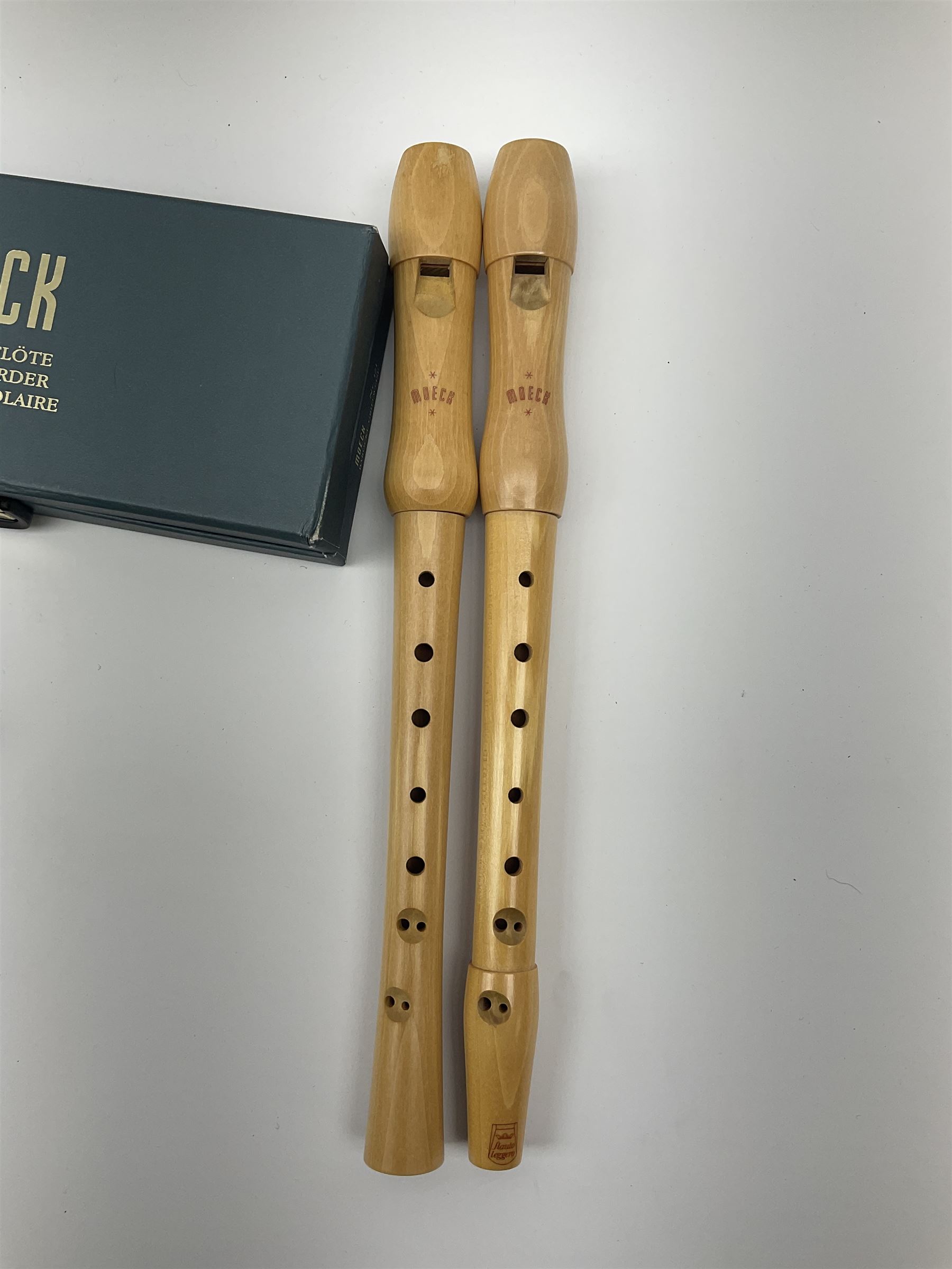 Moeck Flauto Leggero Barock Sopran 223L two-piece maple recorder in carrying pouch; and Moeck Nr.121 Barocke Griffweise two-piece maple school recorder, boxed with slipcase (2)
