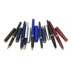 A group of fountain pens, comprising Conway 106, Sheaffer, Penalli, and four Parker examples. (7). 