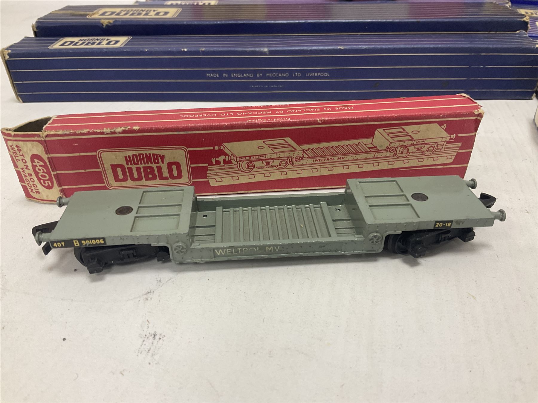 Hornby Dublo - 4620 Breakdown Crane; TPO Mail Van Set; D1 Level Crossing; Pullman cars and goods vans; with a large quantity of track to include straight and curved track, switch points and buffer stops; boxed and loose