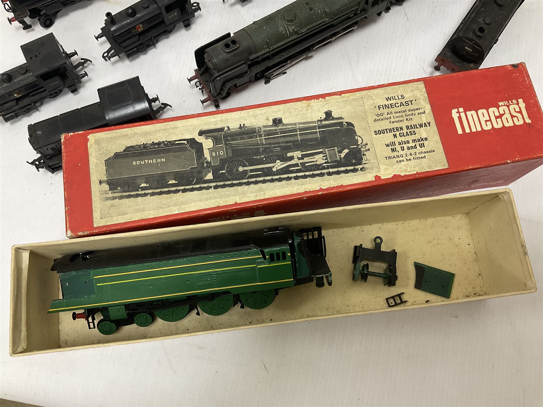 ‘00’ gauge - Airfix locomotive model kits comprising series 4 City of Truro kit and empty series 4 box, series 4 Mogul, two series 4 Harrow kits, all boxed; together with Rosebud Kitmaster Stirling kit and quantity of loose plastic locomotives and tenders from Airfix, Kitmaster, Ratio etc 