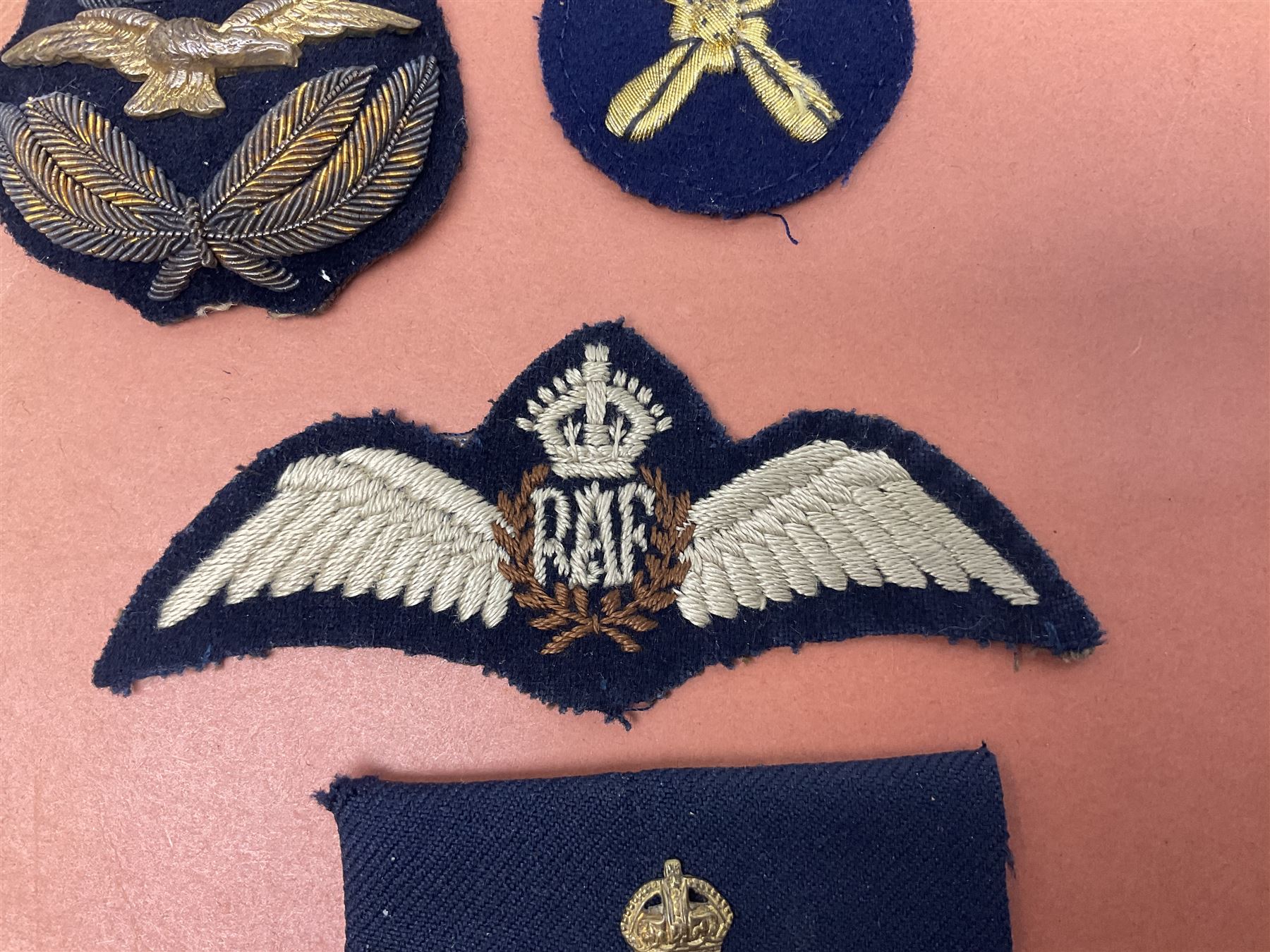 Quantity of WW1 and later Royal Navy and RAF cloth and metal badges and insignia