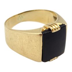 14ct gold onyx signet ring, stamped 585