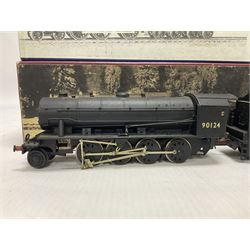 DJH Models - two ‘00’ gauge kit built model railway locomotives and tenders comprising K37 Highland Railway/LMS Castle 4-6-0 no.14685 in LMS crimson and K38 BR/WD 2-8-0 no.90124 in BR black; in original boxes 