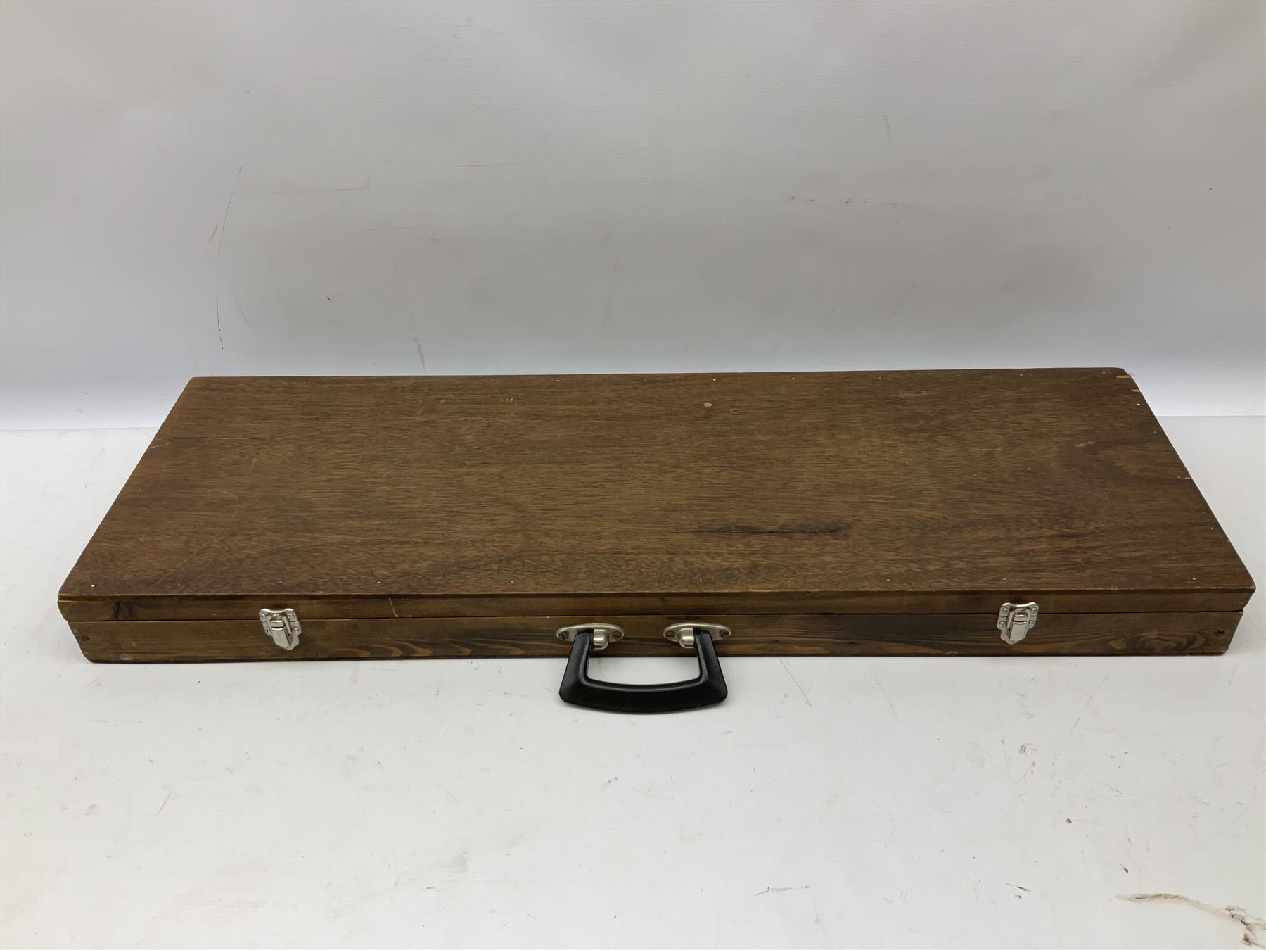 Midland Gun Company Birmingham & London 12-bore side-by-side box-lock non-ejector double barrel shotgun with 76cm damascus barrels, Prince of Wales style walnut stock with chequered grip and fore-end, top safety and engraved lock no.62160 L120cm overall; in scratch built baize lined wooden case. SHOTGUN CERTIFICATE REQUIRED.