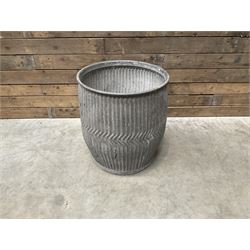Vintage galvanised dolly tub with galvanised tub and two buckets
