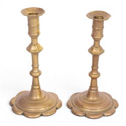 Pair of Edwardian English brass candlesticks with knop stem with petal base, H22cm