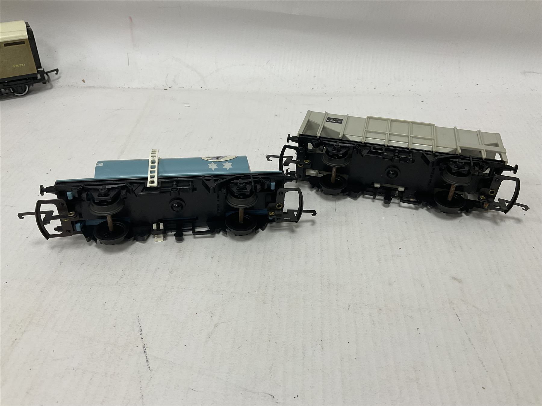 Hornby/Tri-Ang ‘00’ gauge - eight various coaches and eighteen goods wagons; all unboxed (26)