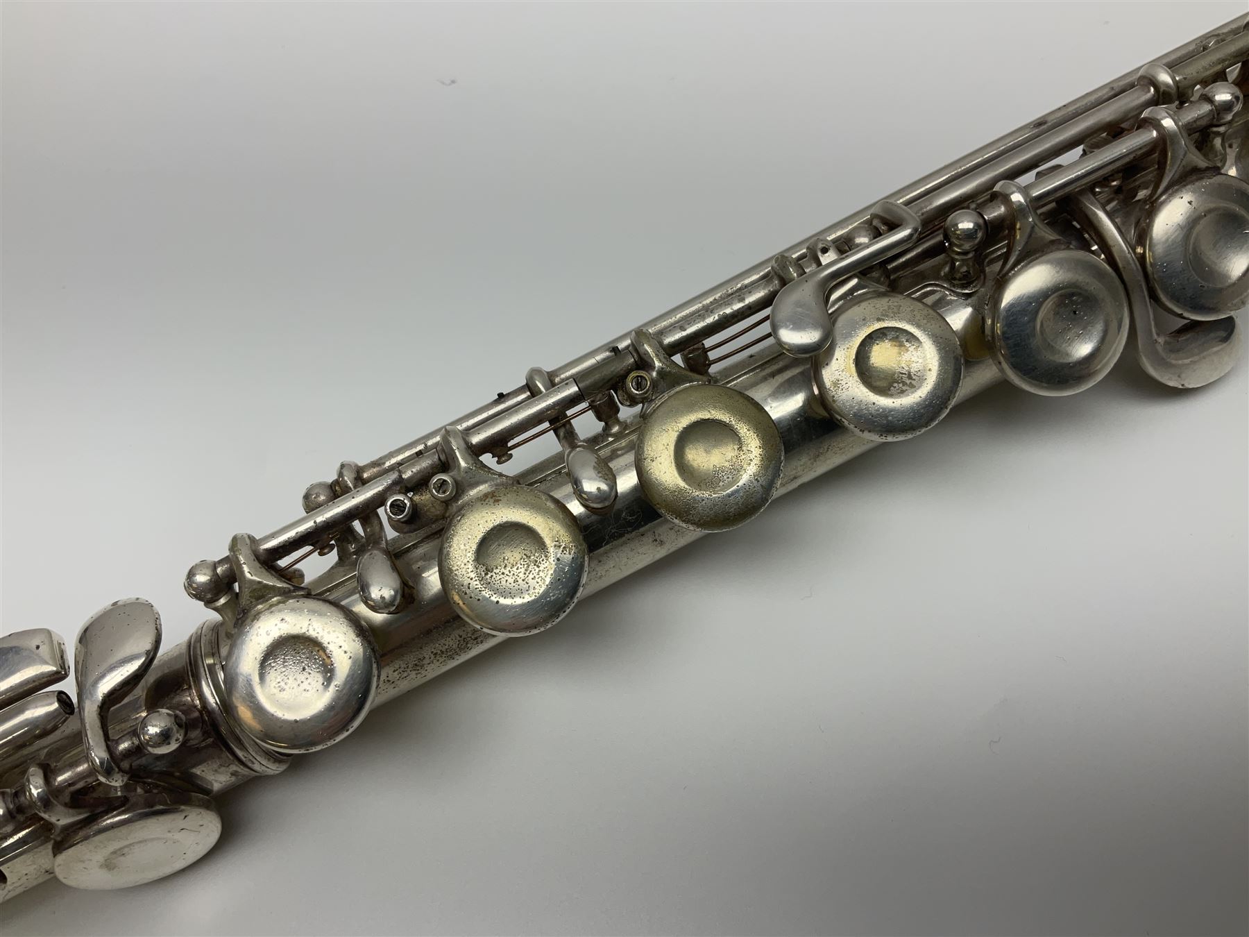 Boosey & Hawkes London Regent three-piece flute, serial no.345447; in B&H Bandhite hard carrying case; and Deg Music Company Inc. USA Claudel Model three-piece flute, serial no.491718, in hard carrying case (2)