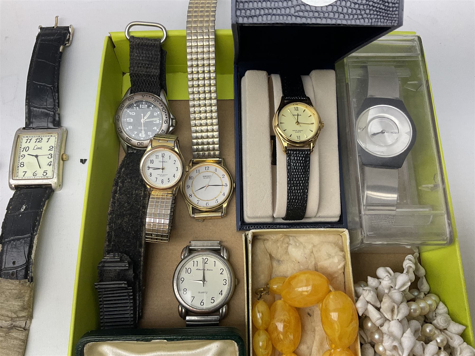 Quantity of jewellery to include 9ct gold ring, stamped 375 Birmingham