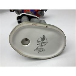 Royal Doulton Figure, Lord Olivier as Richard III, HN2881, limited edition 417/750, with certificate of authentication and original box, H28cm 