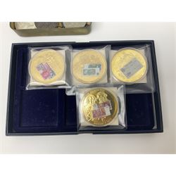 Six early 20th century fishing reels, to include wooden and brass examples, together with a leather powder flask, 1913 Christmas tin, Morgan dollar, Queen Victoria double florin and a collection of other coins, etc 