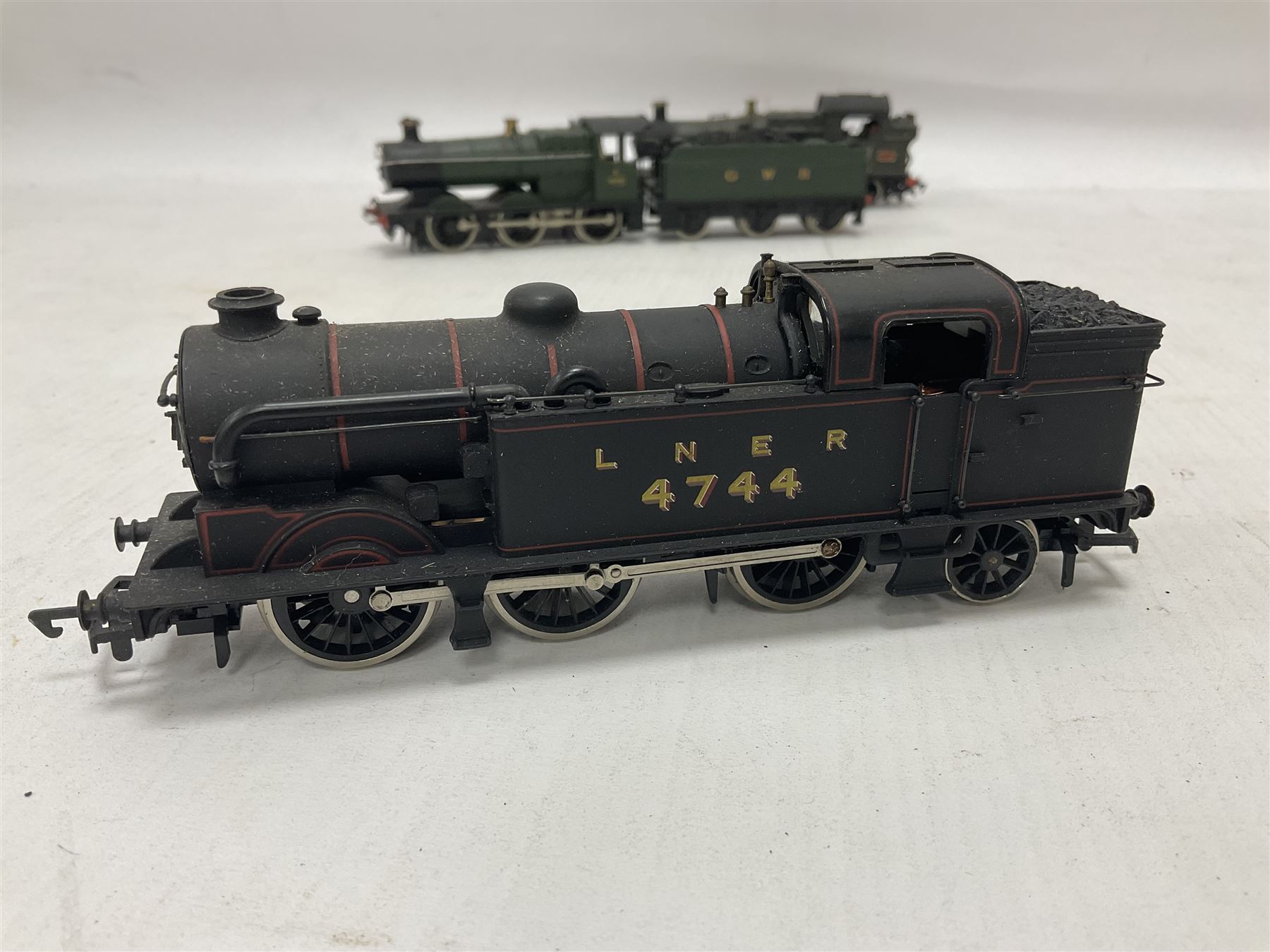 Mainline Railways ‘00’ gauge - Class J72 0-6-0T no.581 in LNER green; Class 43XX 2-6-0 no.2358 in GWR black; Class 2251 0-6-0 locomotive and tender no.3205 in GWR green; Class N2 0-6-2T no.4744 in LNER black; Class 56XX 0-6-2T locomotive; one plain 0-6-0 Tank locomotive (6) 