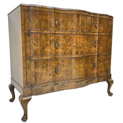 Early to mid-20th century figured walnut serpentine chest, moulded top over two short and two long cock-beaded drawers, fitted with drop handles in the form of shields with three recumbent lions, on cabriole feet