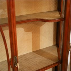 Edwardian satinwood display cabinet, satinwood crossbanded top, with central astragal glazed cabinet, baized lined shelves, raised on tapering supports terminating in spade feet