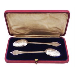 Pair of silver Britannia Standard trefid Lace Back pattern teaspoons with rat tail bowls, hallmarked Thomas Bradbury & Sons, London 1903, L14cm, contained within a fitted case, approximate silver weight 1.43 ozt (44.4 grams)
