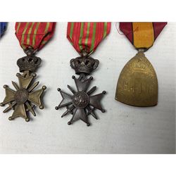 Five WW1 Belgian medals - two Croix-De-Guerre, one with MID leaves, L'Union Fait La Force, Herinnerings 1914-18 Commemorative medal and Victory Medal; all with ribbons
