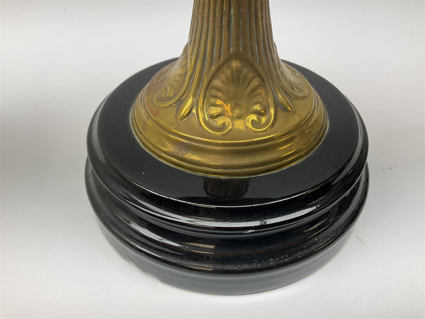 Victorian table standing oil lamp, brass fittings, cranberry glass reservoir, brass column on black enamelled ceramic base, with a frosted glass shade and clear glass chimney, H68cm