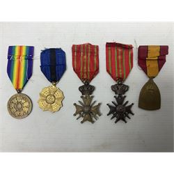 Five WW1 Belgian medals - two Croix-De-Guerre, one with MID leaves, L'Union Fait La Force, Herinnerings 1914-18 Commemorative medal and Victory Medal; all with ribbons
