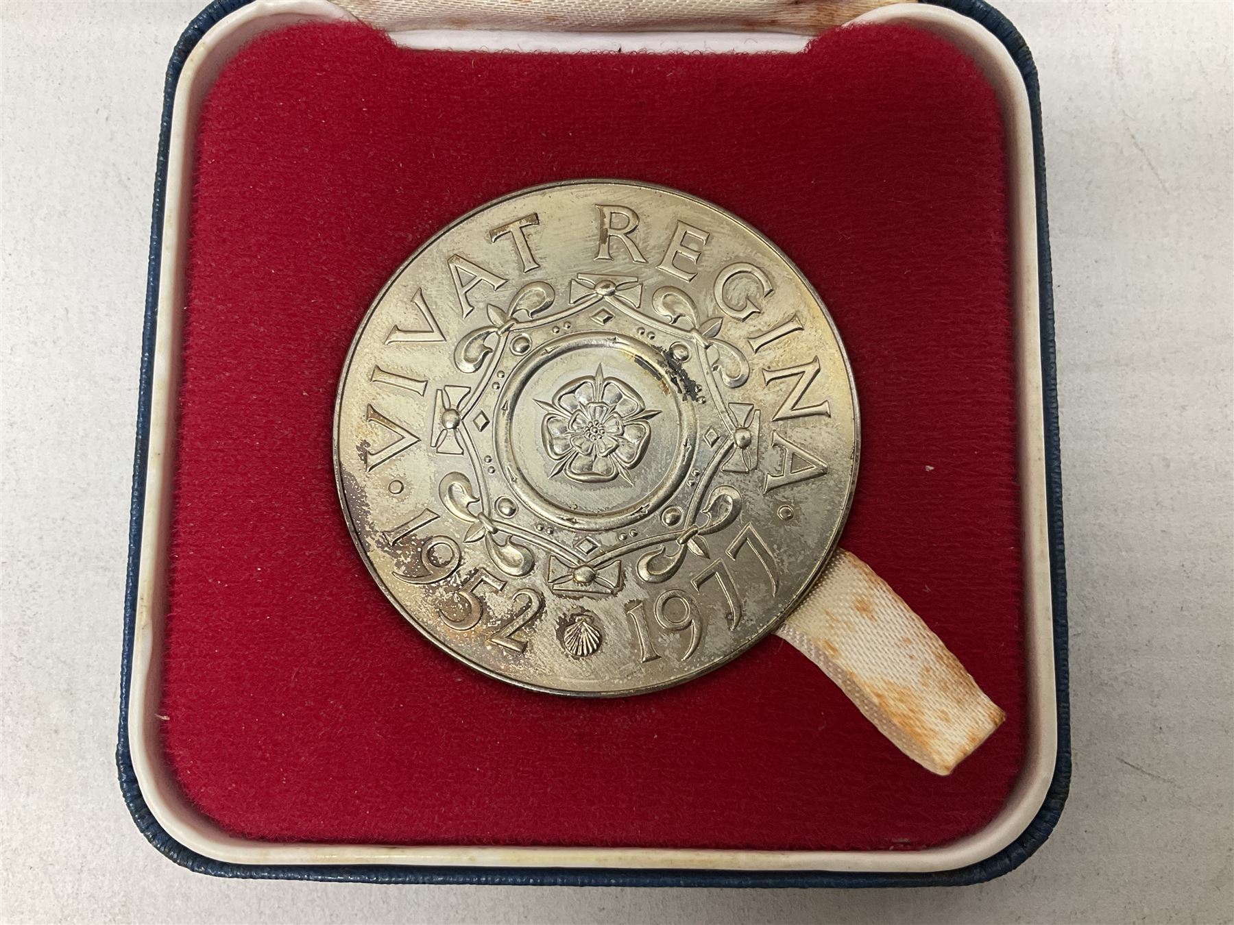 Queen Elizabeth II silver jubilee 1952 - 1977 sterling silver hallmarked medallion, cased