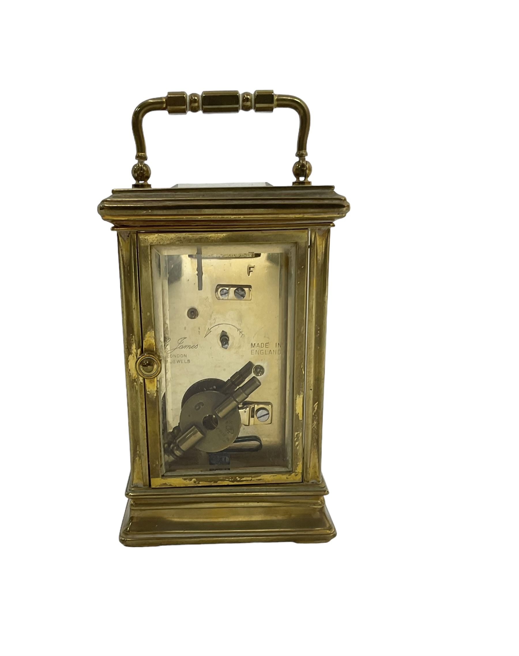 English - 20th century 8-day carriage clock, dial inscribed St James, London, dial with Roman numerals, minute markers and moon hands, lever platform escapement with eleven jewels. With key. 