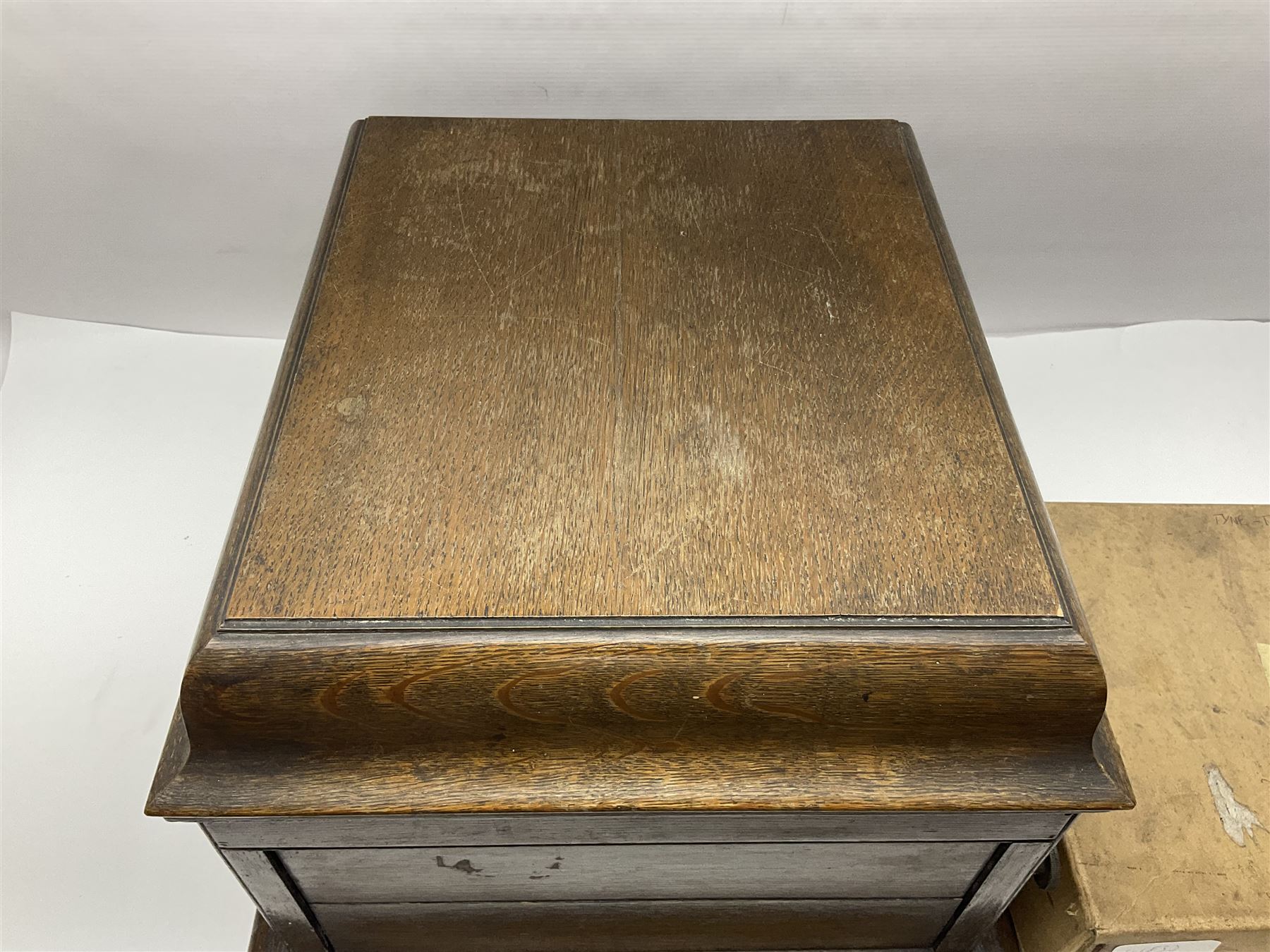 Columbia Grafonola tabletop hornless gramophone, with detachable winding handle, together with a collection of records 